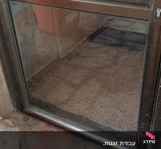 דלת זכוכית עם מסגרת מתכת כהה